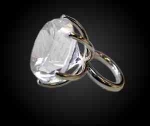 Бесцветный горный хрусталь в виде камня.